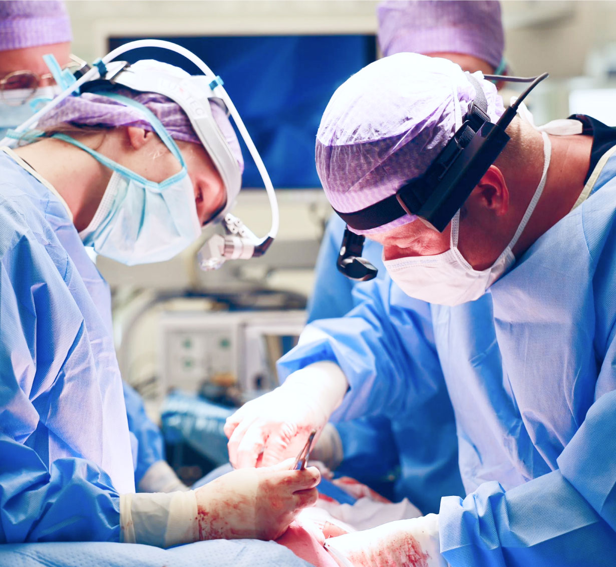 Surgeons operating while using smart glasses