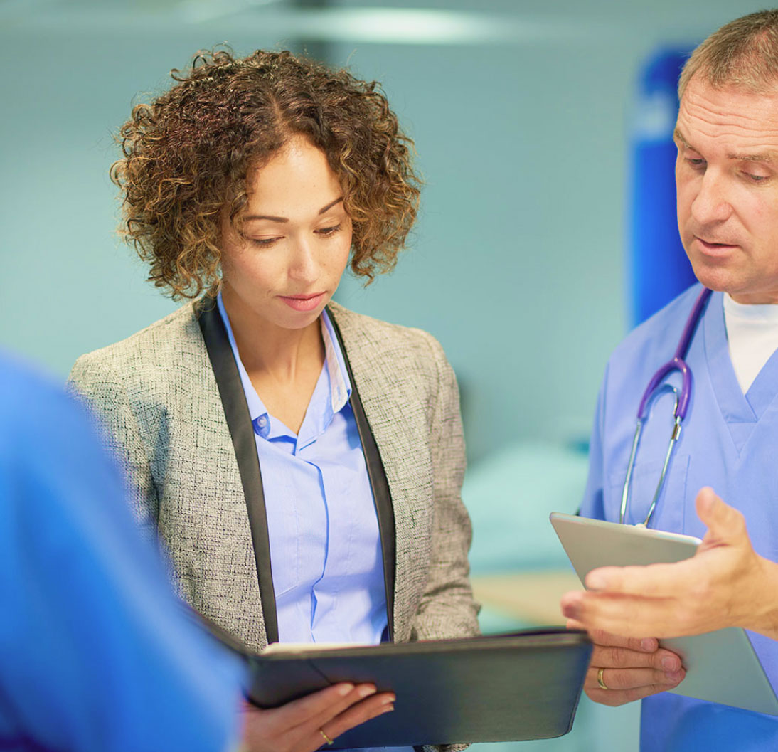 Representante de tecnología médica con cirujano